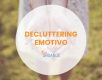 mani che tengono un vecchio oggetto — decluttering emotivo e difficoltà a lasciare andare