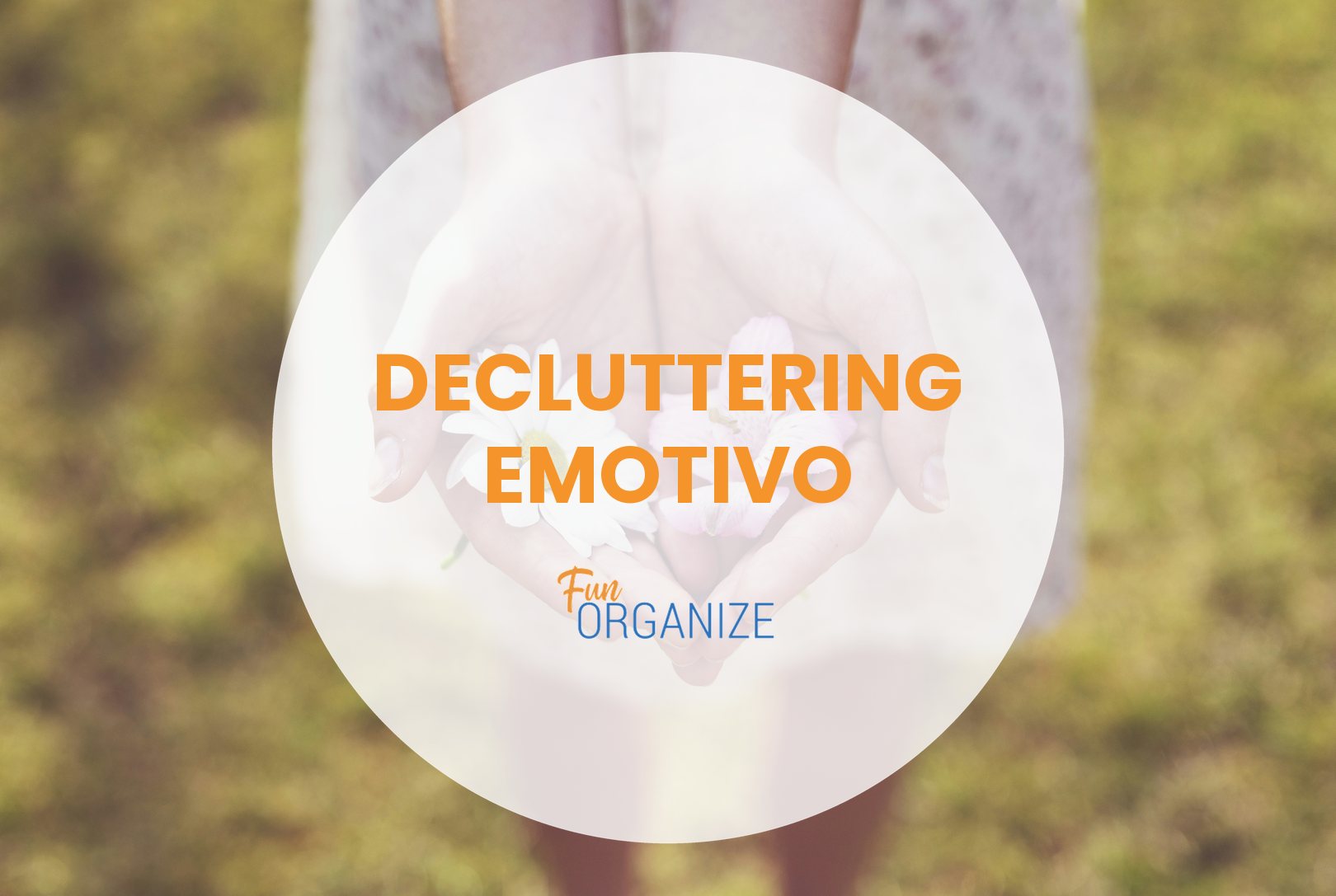 mani che tengono un vecchio oggetto — decluttering emotivo e difficoltà a lasciare andare